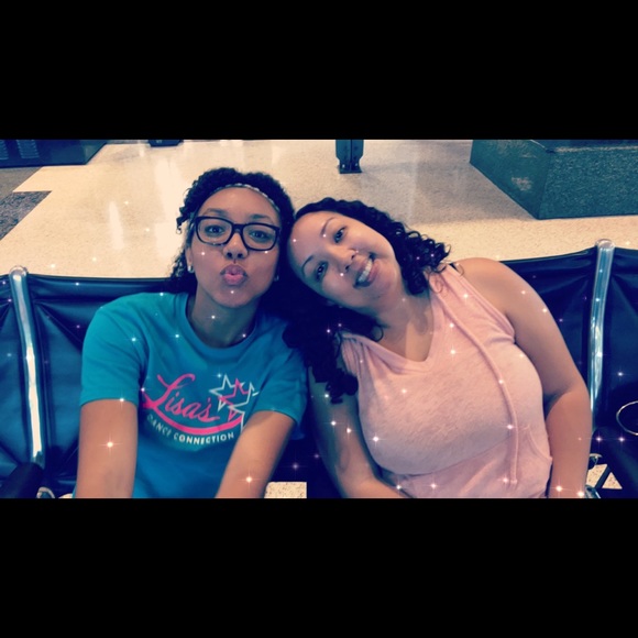 Meet your posher, Linda! 💛💛💛 - Picture 2 of 8